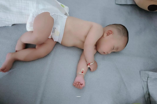 改则几个月宝宝会抬头